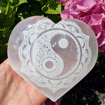 Szelenit szív yin-yang mintával, nagy